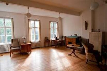 El salón del piso que ocupó Brecht en Berlín entre 1953 y 1956, en el edificio donde está su archivo.