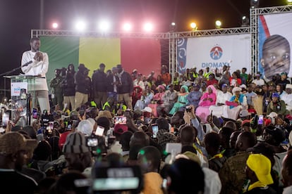 El candidato opositor senegalés Bassirou Diomaye Faye se dirige a sus seguidores durante su mitin de cierre de campaña en Mbour, este viernes 22 de marzo.