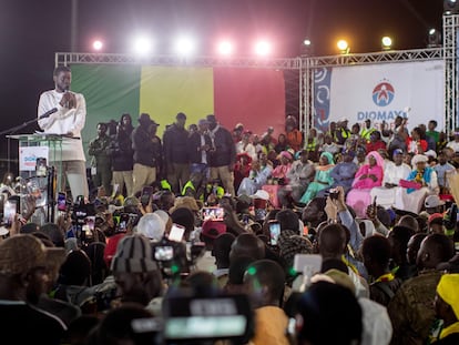 El candidato opositor senegalés Bassirou Diomaye Faye se dirige a sus seguidores durante su mitin de cierre de campaña en Mbour, este viernes 22 de marzo.