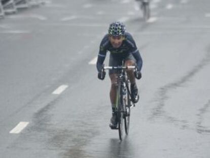Quintana entra vencedor en la meta de Arrate.