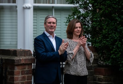 Keir Starmer, líder del Partido Laborista, aplaude junto a su esposa, Victoria Starmer, frente a su casa de Londres como parte de la campaña 'Aplausos para nuestros cuidadores' el 16 de abril de 2020 en Londres durante la pandamia. 