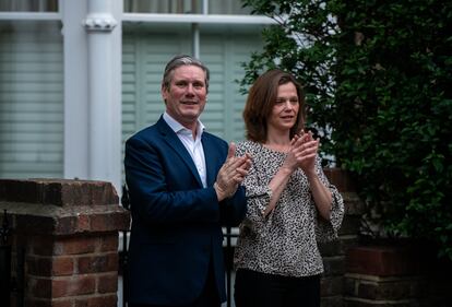 Keir Starmer, líder del Partido Laborista, aplaude junto a su esposa, Victoria Starmer, frente a su casa de Londres como parte de la campaña 'Aplausos para nuestros cuidadores' el 16 de abril de 2020 en Londres durante la pandamia. 