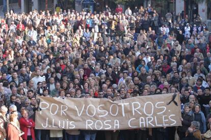 Manifestación de protesta por el triple crimen celebrada ayer en Castelldefels.