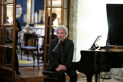 Ignacio Montoya Carlotto canta a su abuela Estela durante el homenaje en la residencia del embajador argentino en Madrid.