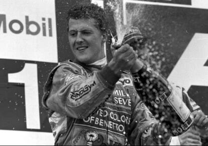 El piloto Michael Schumacher echa espuma al público, después de ganar el Gran Premio de Europa, en Jerez, el 16 de octubre de 1994.