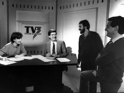 Maria Gorgues, Enric Calpena, Salvador Alsius i Josep Maria R&agrave;fols en un plat&oacute; dels primers temps de TV3.