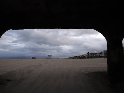 Una playa totalmente vacía por las medidas de aislamiento que se han dictado en California. 