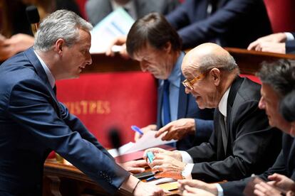 El ministro de Economía, Bruno Le Maire (izquierda) habla con el ministro de Exteriores, Jean-Yves Le Drian, en el Parlamento francés.