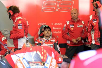 Jorge Lorenzo, en el box de Ducati en Le Mans. 