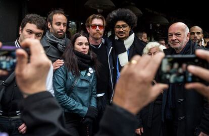 Jesse Hughes, El cantante del grupo que actuaba el Bataclan en el momento del ataque, se fotogradía en los alrededores de la sala.