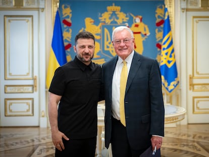 El presidente de Ucrania, Volodímir Zelenski, junto al enviado especial de EE UU para el país, Keith Kellogg, este lunes en Kiev.