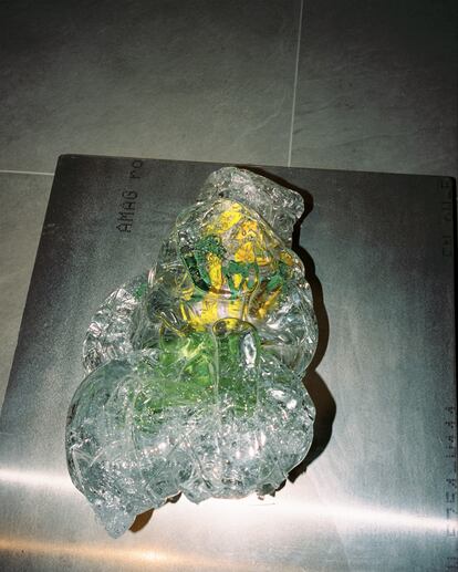 'This coming and going', escultura de cristal de Fredrik Nielsen.