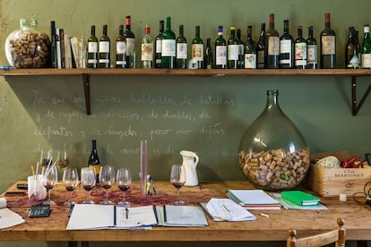 De la mano de José Luis Pérez, Clos Martinet fue uno de los primeros vinos de la revolución de 1989. En la imagen, un detalle de su bodega.