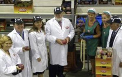 El ministro de Agricultura, Alimentación y Medio Ambiente, Miguel Arias Cañete(c), durante la inauguración hoy en Vélez-Málaga la nueva planta de la cooperativa Trops.