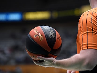 Un árbitro, durante un encuentro de la ACB.