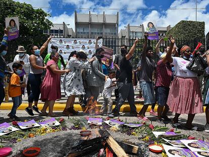 Un grupo de personas celebra a las puertas de la Corte Suprema de Justicia de Honduras la condena contra David Castillo Mejía como coautor del homicidio de la ambientalista Berta Cáceres.