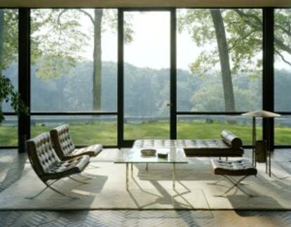 Interior de la Casa de Cristal, con el mobiliario de Mies van der Rohe.