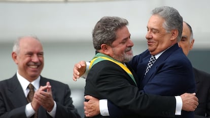 Cardoso (derecha), presidente saliente con el PSDB, felicita a su sucesor, Lula durante la ceremonia de investidura del líder del PT, en Brasilia, el 1 de enero de 2003.