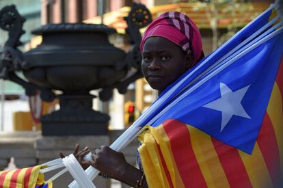 Una vendedora de 'esteladas' en Barcelona antes de la manifestación por la independencia de Cataluña.
