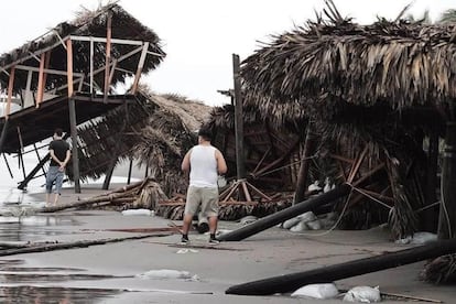 Palapas en el frente de playa destruidas por los vientos y oleaje del huracán.