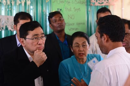 El ministro birmano de Bienestar Social, Win Myat Aye, escucha a un refugiado ronhinyá durante una visita a Bangladés este jueves.