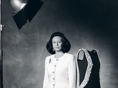 Sonsoles Díez de Rivera vicepresidenta de la fundación Cristóbal Balenciaga, junto a un traje de 1968 que Balenciaga hizo para ella.