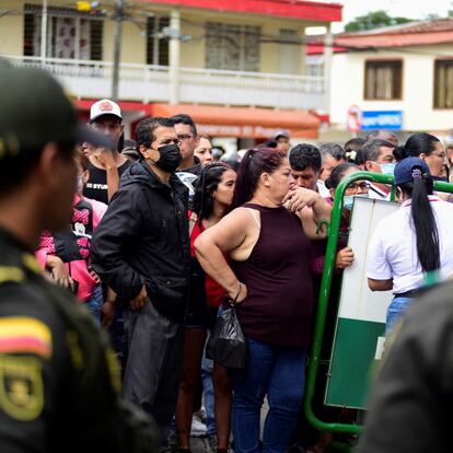 People await information from their inmate relatives outside the Tulua prison after an attempted riot that caused a fire where several prisoners were dead and injured, in Tulua, Colombia June 28, 2022. REUTERS/Edwin Rodriguez Pipicano NO RESALES. NO ARCHIVES