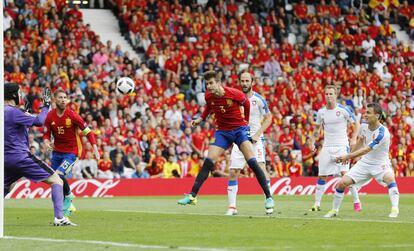 Piqué cabecea a gol ante la mirada de Ramos.