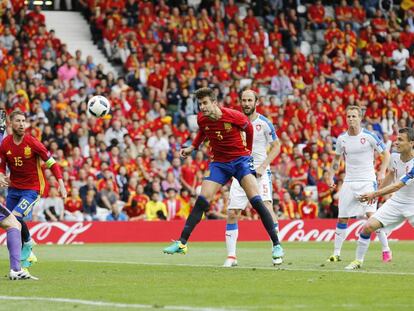 Piqué cabecea a gol ante la mirada de Ramos.