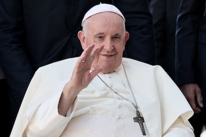 El Papa saluda durante su visita al centro social parroquial Serafina, el viernes.