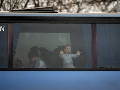 Un niño en la ventana del autobús, este viernes, en el paso fronterizo de Porubne para cruzar a Rumanía.