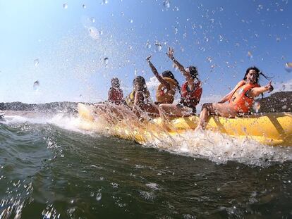 Un grupo de amigas disfruta de una embarcación en el pantano de San Juan.