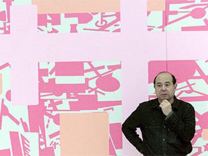 El artista Mitsuo Miura (Iwate, Japón, 1946), ante una de sus obras expuestas en Madrid.