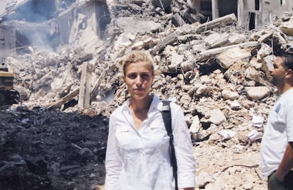 Clarissa Ward, frente a los escombros de un edificio de los suburbios del sur de Beirut en 2006, cuando la guerra entre Israel y Hezbolá llevaba varias semanas en marcha.