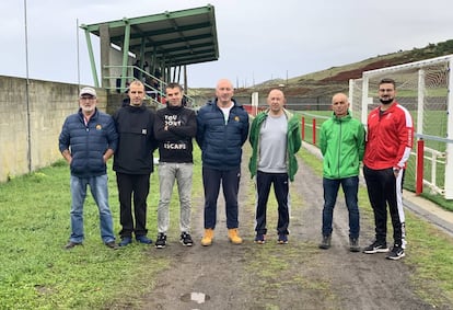 Familiares y directivos de los jugadores del Muxía en el campo del equipo durante un partido de los infantiles. De izquierda a derecha: Estanislao Castro, Guillermo Prieto, Miguel Ángel Sambá, Juan José Busto (presidente del club), José Noya Suárez, Lolo Martínez y Fabián Gómez.