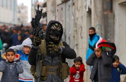 Militantes palestinos disparan al aire con ametralladoras automáticas durante el funeral del palestino Mohammed Adwan, de 23 años, que murió durante un enfrentamiento con las fuerzas israelíes cerca de Jerusalén.