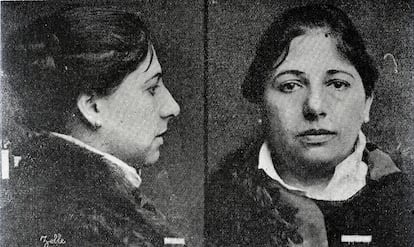 Foto policial de Mata-Hari cuando fue detenida por militares franceses y acusada de doble espionaje.