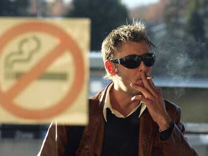 Un fumador con un cigarrillo en el exterior del aeropuerto de Barajas, en Madrid.