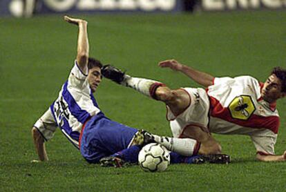 Héctor y Arteaga luchan por el balón, durante el partido de ayer.