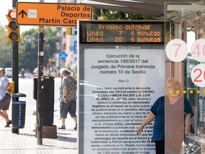 Marquesina de una parada de autobús de la avenida Manuel Agustin Heredia, en Málaga, donde se ha colocado un cartel con la sentencia condenatoria del exjefe de Ausbanc por difamar a Facua.
Foto: Garcia-Santos