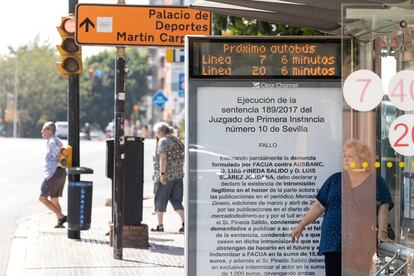 Marquesina de una parada de autobús de la avenida Manuel Agustin Heredia, en Málaga, donde se ha colocado un cartel con la sentencia condenatoria del exjefe de Ausbanc por difamar a Facua.
Foto: Garcia-Santos