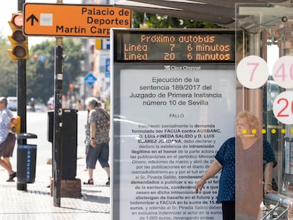 Marquesina de una parada de autobús de la avenida Manuel Agustin Heredia, en Málaga, donde se ha colocado un cartel con la sentencia condenatoria del exjefe de Ausbanc por difamar a Facua.
Foto: Garcia-Santos