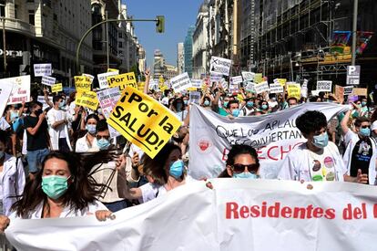 Varios médicos residentes se manifiestan por la Gran Vía de Madrid, este lunes, al inicio de su tercera semana de huelga para mejorar sus condiciones laborales.