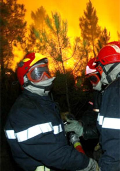 Los bomberos intentan controlar las llamas cerca de Sainte Maxime.