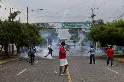 Un grupo de estudiantes se enfrenta a la policía durante los disturbios en Managua.
