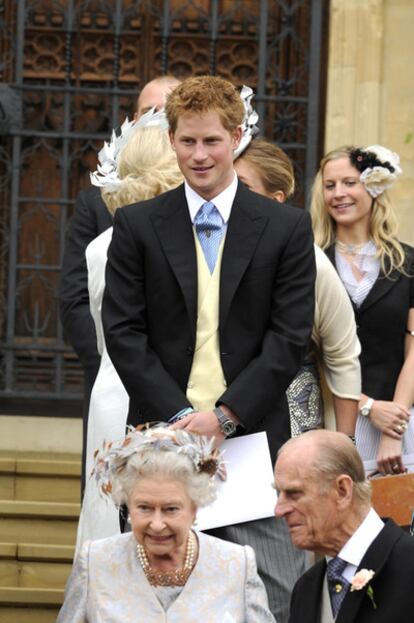 El príncipe Enrique junto a sus abuelos, la reina Isabel II de Inglaterra y el duque de Edimburgo.