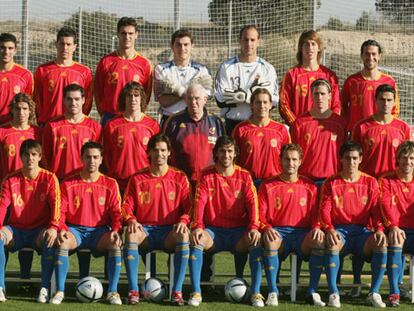 Los jugadores de la selección, con Luis en el centro, posaron ayer con su nuevo equipaje.