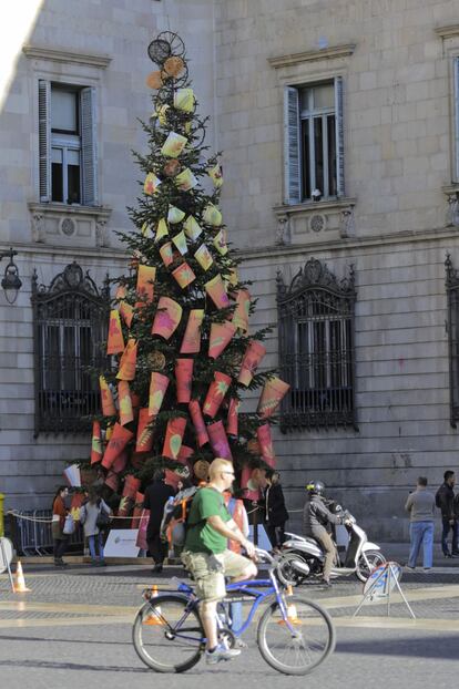 L'arbre de Nadal de la plaça de l'Ajuntament.