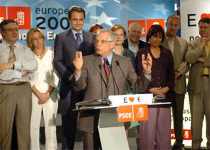 Josep Borrell celebra su triunfo arropado por la cúpula del PSOE en la calle de Ferraz.