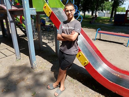 Oleksandr Radchuk, de 13 años, junto a un tobogán de un parque del municipio de Ichnia, en el centro de Ucrania, el pasado día 2.